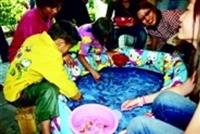 撈魚攤位讓大人小孩都玩得開心。