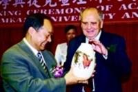 校長致贈「龍馬精神」瓷瓶給今年校慶簽約的姊妹校捷克查理斯大學副校長。