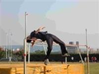 男子跳高同學賣力演出。