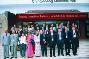 參與全球化、教育及語言國際研討會的部分學者於會後合影。（英文系提供）