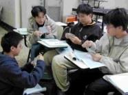 上週進行期中考試，同學閉關苦讀，校園氣氛頓時蕭條不少。不過還是有同學苦中作樂，書堆中拿起撲克牌，暫時輕鬆一下。