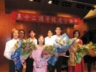 李珮瑜老師（右一）帶領鋼琴社同學，在文錙音樂廳演出獲滿堂彩。（記者曾暉雯攝影）