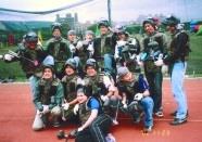 得到漆彈大賽冠軍的電機進學班同學。（春暉社提供）