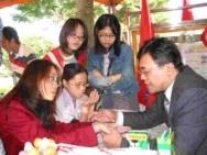 上週的保險週祭出算命仙拉抬人氣，只見手相攤位上，多的是伸出手，滿臉困惑的同學。（記者陳震霆攝）