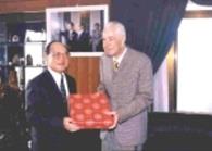 比較文學大師Owen Aldridge博士(右），上週三受英文系邀請來校演講，創辦人贈百壽盤賀其生日。（馮文星攝）