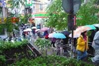 力霸橋是本校師生來往大學城必經之地，縣府查知係違建，險遭拆除，幸有里長出面認養，目前暫獲保留。（記者練建昕攝影）
