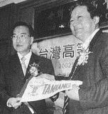 本校校長兼台灣高等教育展團長張紘炬贈送紀念品給馬來西亞教育部副部長拿督韓春錦(左)，以感謝他為展覽會主持開幕儀式。