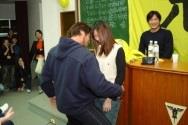 遊戲時間，陳致遠（右三）將本校女同學當成鋼管，圍著她大跳艷舞，將彭政閔（右一）及現場同學逗得開懷大笑。（記者練建昕�攝影）