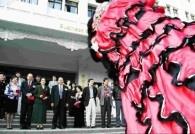 由僑生組成的醒獅團，在祭祖前，於商館門口獻上橘子等賀禮，副校長張家宜（左起）、僑教會主委高崇雲、僑委會委員長張富美、校長張紘炬正等著給紅包。（記者陳國良攝影）