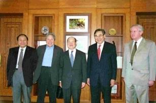 中央大學校長劉全生（圖右二）上週三蒞校參觀訪問，拜訪本校創辦人張建邦（中）及校長張紘炬（左一），正巧與加拿大英屬哥倫比亞大學國際問題研究院前院長Slaymaker教授（右一）及劉氏國際研究院董事長劉介宙等老友，在淡江巧遇。（記者李欣柔攝影）