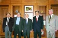 中央大學校長劉全生（圖右二）上週三蒞校參觀訪問，拜訪本校創辦人張建邦（中）及校長張紘炬（左一），正巧與加拿大英屬哥倫比亞大學國際問題研究院前院長Slaymaker教授（右一）及劉氏國際研究院董事長劉介宙等老友，在淡江巧遇。（記者李欣柔攝影）