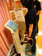 本校體育室新購身體組成分析儀，三分鐘就可測出體脂肪、體液含量，是一種神奇的健康檢測器。（記者陳國良攝）