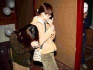 建築系的鬼屋裡處處裝神弄鬼，女同學尖叫頻頻或被嚇得低頭不敢看。（記者練建昕攝影）