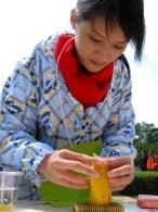 上週五的保險套接力賽，一名女同學正努力套上香蕉。（記者陳國良攝影）