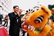 學術副校長馮朝剛為小雄獅進行點睛儀式。（記者陳震霆攝影）