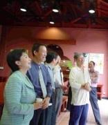 行政副校長張家宜（左一）上週三與學校長官們，參觀在覺軒教室展出的環保海報比賽優勝作品，對於經濟一潘佳田的幽默作品（右圖），不禁莞爾一笑。這些海報本週將在各樓館展出。（攝影/記者練建昕）