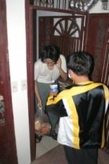 本校緊急召集志工，天天送餐點水果及飲用水給受隔離的同學。（攝影/練建昕）