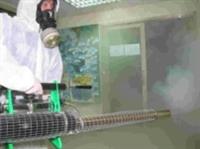 上週全校進行消毒，工作人員全副武裝，手提大型噴槍，噴出蒸氣式消毒藥水，進入每棟大樓消毒，要將SARS病毒一網打盡。（攝影/陳國良）