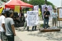 學生會會長及議員選舉政見發表會，上週三在海報街進行．校園內雖人來人往，卻少見駐足聆聽的同學，反映出選情的冷清。（攝影�練建昕）