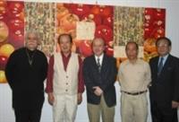 現代畫名家何肇衢（左二起）、顧重光、吳炫三在上週「炫光肇奇」開幕茶會上，與本校文錙藝術中心主任李奇茂（左）、張炳煌(右）合影。（文錙藝術中心提供）