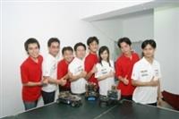 由電機系翁慶昌老師指導的八名同學，以「視覺自主機器足球員」與「可調整模糊系統晶片之設計與應用」，分別榮獲今年旺宏金矽獎應用組評審團大賞及一獎，獲得獎金70萬元，為歷來最好的成績，其中博士班學生林柏辰（圖左四）更是第三度獲獎。（攝影/練建昕）