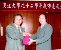 新成立的成人教育學院由中文系教授韓耀隆（右）接任院長。在七月卅一日舉行的佈達交接儀式中，由校長親自頒授印信，校長並於致詞中期勉其能統合建教合作中心及推廣教育中心資源，鼓勵各研究所成立在職專班，加速發展成人回流教育。（記者陳震霆攝）