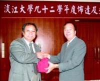 新成立的成人教育學院由中文系教授韓耀隆（右）接任院長。在七月卅一日舉行的佈達交接儀式中，由校長親自頒授印信，校長並於致詞中期勉其能統合建教合作中心及推廣教育中心資源，鼓勵各研究所成立在職專班，加速發展成人回流教育。（記者陳震霆攝）