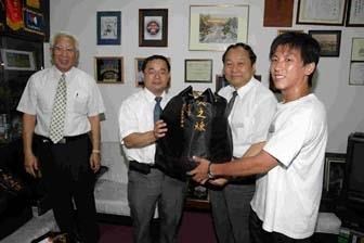 淡江劍道之友會集資捐贈護具，支持劍道社能通過「火之煉」，會長張正雄（左二）親自交給校長（右二）及現任社長蘇柏瑩同學。（攝影�昂力）