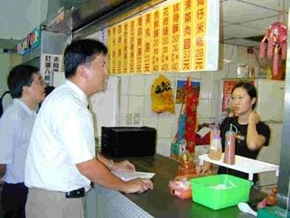 ISO14001環境管理系統稽核人員實地走訪校園各實驗室、餐廳，透過與師生的訪談，了解本校執行情形。(上圖�陳震霆攝，下圖�邱啟原攝