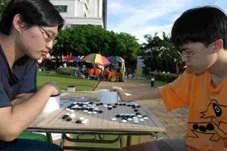 ◎天地一盤棋 「上週的社團博覽會，熱鬧非凡。有兩位圍棋社的同學無視人群喧擾，天地間對奕，旁若無人。（攝影�昂力）」