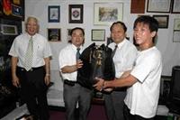 淡江劍道之友會集資捐贈護具，支持劍道社能通過「火之煉」，會長張正雄（左二）親自交給校長（右二）及現任社長蘇柏瑩同學。（攝影�昂力）