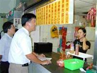 ISO14001環境管理系統稽核人員實地走訪校園各實驗室、餐廳，透過與師生的訪談，了解本校執行情形。(上圖�陳震霆攝，下圖�邱啟原攝
