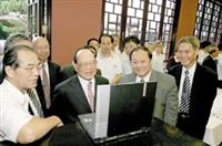 創辦人張建邦（圖中）及校長張紘炬（右二）帶領本校師長觀看先驅者在足球場上建功，笑得合不攏嘴。右一為副校長馮朝剛、左二為現任監委趙榮耀。（攝影�昂力）