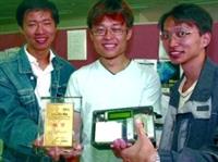 冠軍作品「利用指紋影像實現個人身分辨識系統」 的得獎團隊高興的展示出獎牌及作品，大聲歡呼：「We are winners!」由左至右為劉哲瑋、林家慶與李建潁。（攝影�昂力）