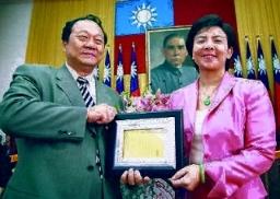 副校長張家宜（右）接受校長頒贈勸募人獎牌。（陳震霆攝）
