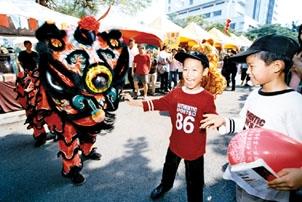 僑生組成的醒獅團，為園遊會帶來高潮。