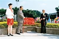 張創辦人、張校長一同為地球村雕塑揭幕。