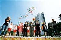 創辦人張建邦、校長張紘炬、行政副校長張家宜、學術副校長馮朝剛一同為第一屆蛋捲節開幕剪綵。