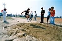 田徑場上的跳遠比賽。