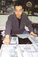 建築四陳柏宏參加教育部舉辦第二屆校園空間超渡創意大賽，在七十五校六百多組隊伍中奪得首獎。上週三他向張校長說明可多利用校園空間設網咖、海報區等。（記者陳光熹/攝影）
