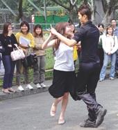 國際標準舞社上週在海報街擺攤招生，一對俊男美女翩翩起舞，吸引許多過往同學欣羨的目光。（記者陳光熹/攝影）
