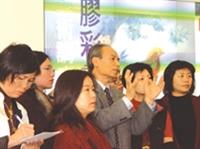 畫家劉耕谷出席「膠彩畫名家展」開幕式，向慕名前來的習畫者解說作品。他表示，此次展出的畫作「懷遠圖」取材自古詩詞，以抽象、立體的手法表現意境。（記者陳光熹/攝影）