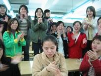 西班牙電影精選將於週三放映，由胡利歐麥登導演的「露西雅與慾樂園」，描述一名急於尋求靈女生宿舍「大胃王──食項全能比賽」，比速度、比能吃，圖為一位參賽者剛吃完碗公大的海綿蛋糕，輕鬆拍掉手上的碎屑，接受加油團的歡呼。（記者郭展宏攝）