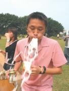 喝啤酒比賽中，不少同學因為喝得太猛而出糗，現場因而出現許多條「啤酒瀑布」。（記者陳震霆攝）
