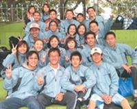 游泳隊在這次大運會以黑馬之姿，勇奪三金一銀四銅，令人刮目相看。圖為隊員在大運會池畔與教練黃谷臣（前排左二）合影。（體育室提供）