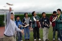 航太系同學在航太週發揮創意，展現所學，圖為手擲機比賽中，同學們在陰雨天試飛的畫面。（陳光熹攝）
