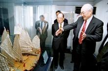 前教育部長吳京（圖右）上週一蒞校演講鄭和事蹟，創辦人張建邦（中）與校長張紘炬先陪同其前往海事博物館參觀鄭和寶船，他直說：「淡江學生真有福！」（攝影/陳光熹）
