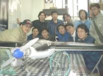 航太系同學前往成大參加2004大專無人遙控飛機設計賽，獲得最佳製造獎。（航太系提供）