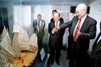 前教育部長吳京（圖右）上週一蒞校演講鄭和事蹟，創辦人張建邦（中）與校長張紘炬先陪同其前往海事博物館參觀鄭和寶船，他直說：「淡江學生真有福！」（攝影/陳光熹）