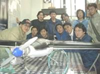 航太系同學前往成大參加2004大專無人遙控飛機設計賽，獲得最佳製造獎。（航太系提供）
